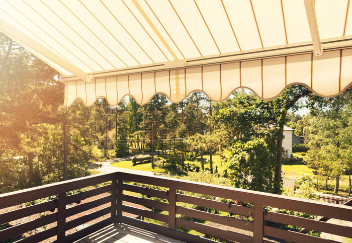 brighton, MI backyard retractable awning