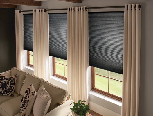 A room with a couch and curtains

AI-generated content may be incorrect.