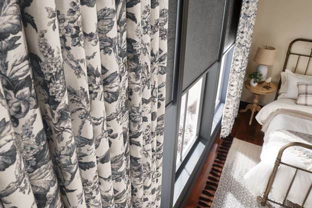 A room with a window and curtains

AI-generated content may be incorrect.