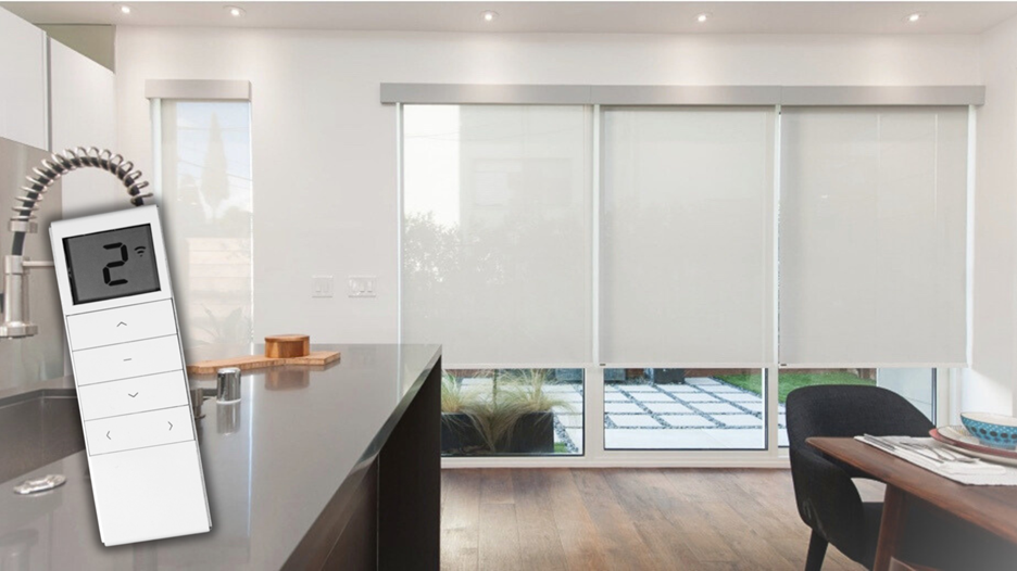 A room with a large window

AI-generated content may be incorrect.