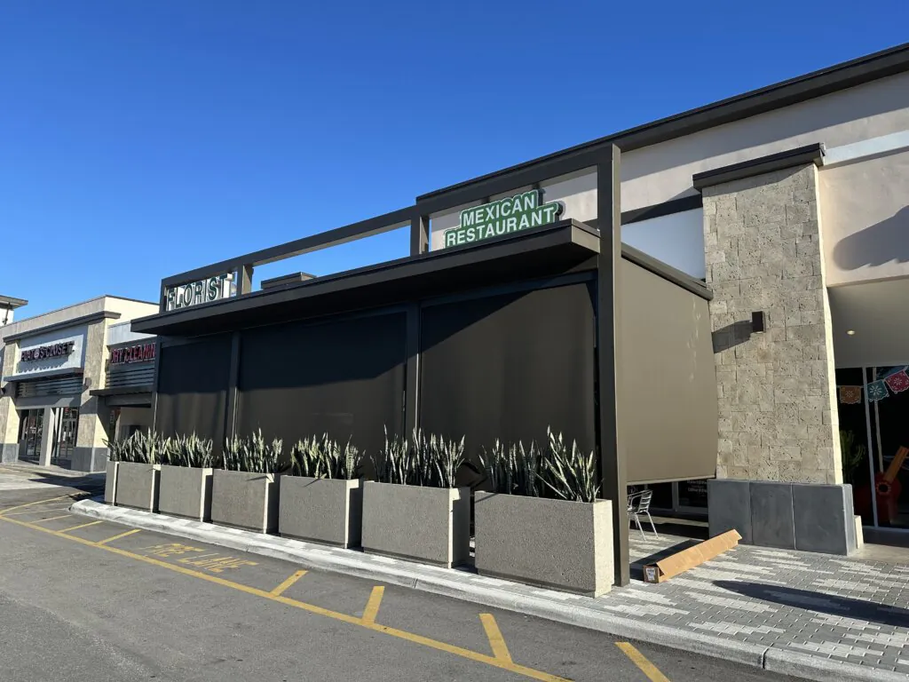 How Do Motorized Outdoor Shades Improve the Guest Experience for Palm Beach Restaurants?